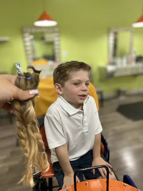 Family salon moment at Sparkles and Spikes kids salon #050
